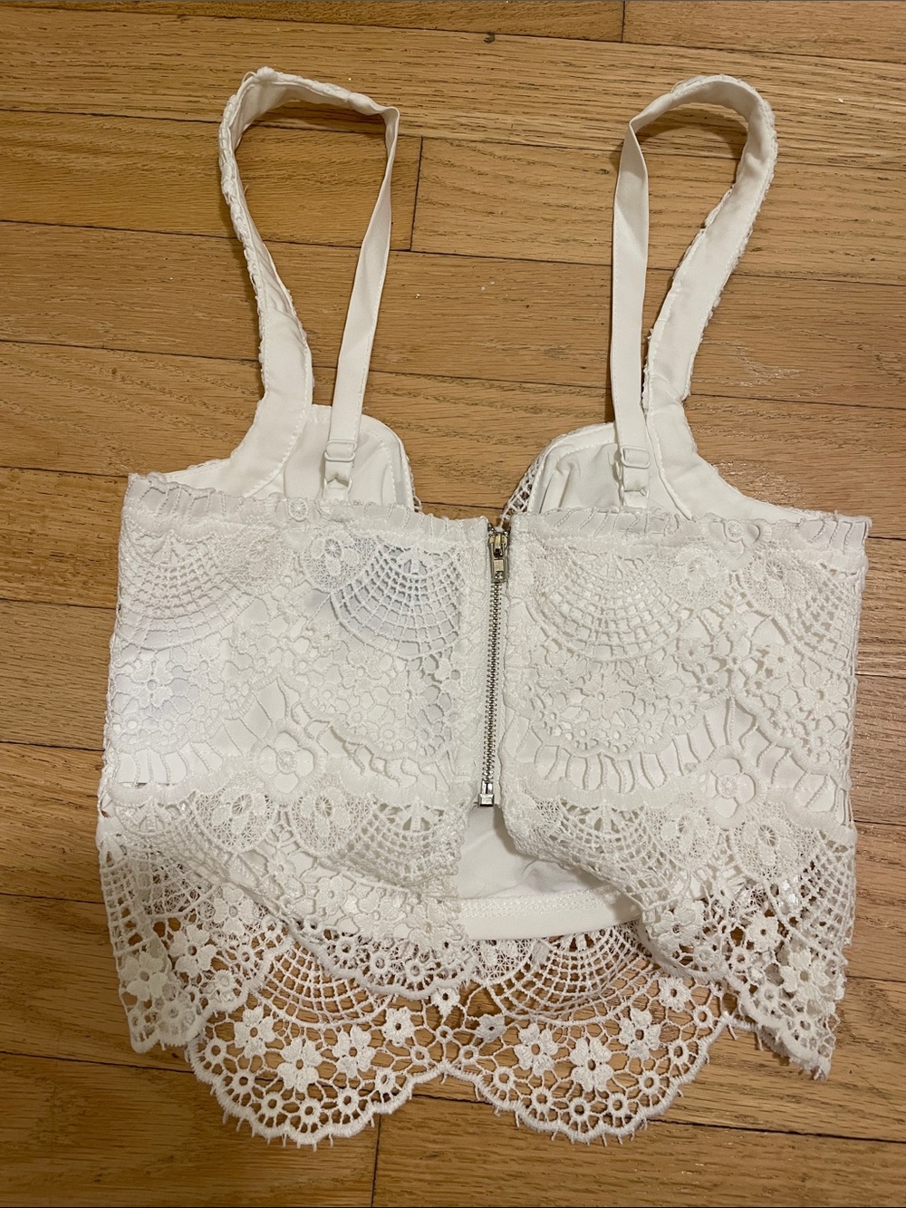 NWT SABO Skirt White Lace Top with Plunging Neckline - Size XS - Picture 3 of 11